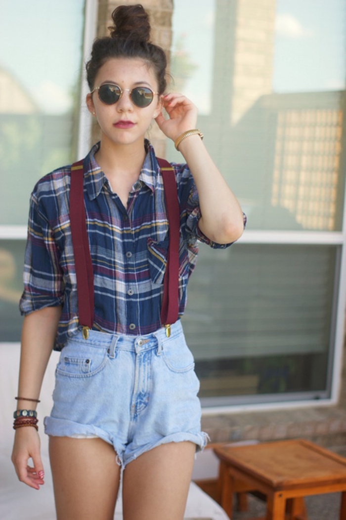 mode fille années 90 short en jean bretelles et chemise à carreaux style grunge hipster