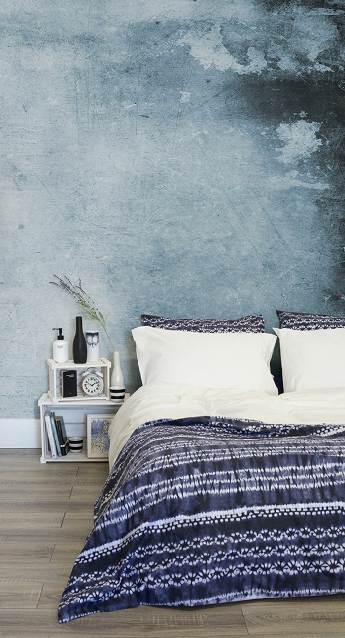 déco chambre adulte avec mur en bleu et nuances obscures du bleu dans un style minimaliste