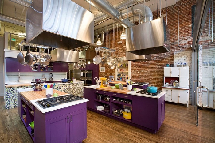 cuisine style loft industriel équipée de deux îlots de cuisine peints en violet