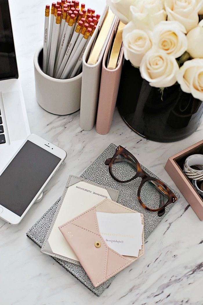 comment décorer son bureau, agenda à couverture rose pastel, paire de lunette de vue, boîte accessoire à nuance rose pastel