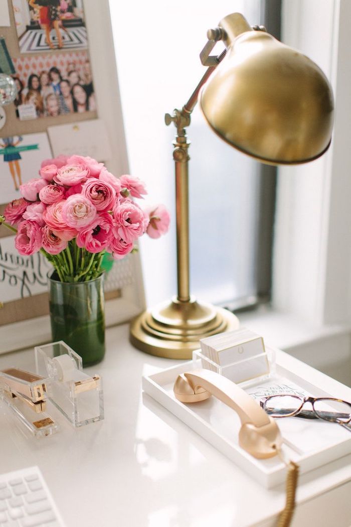 comment décorer son bureau, bouquet de fleurs rose en vase de verre, lampe de bureau peinte en or