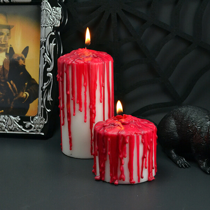 deco halloween a faire soi meme, bougie blanche avec des coulées de cire rouge, bricolage facile, décor de fond noir