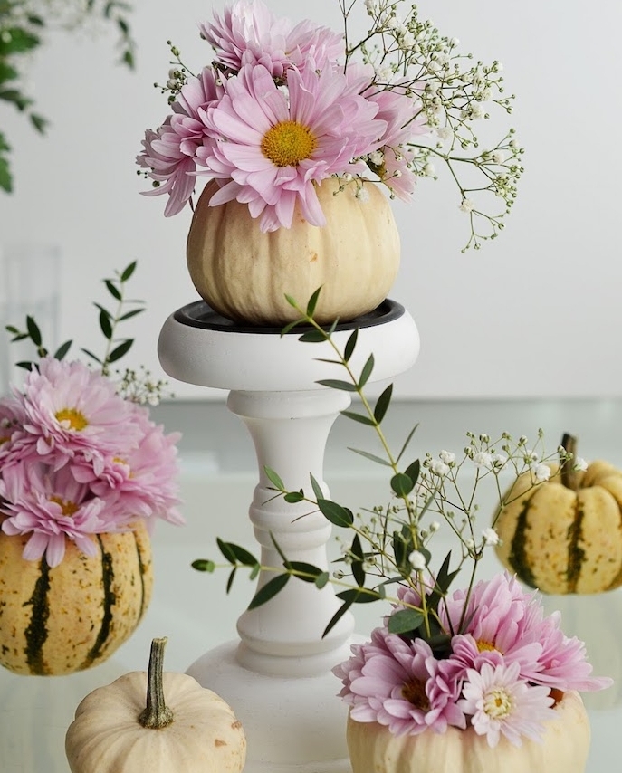 activité manuelle halloween avec des citrouilles vidées et bouquets de fleurs dedans, decoration interieur fleuri