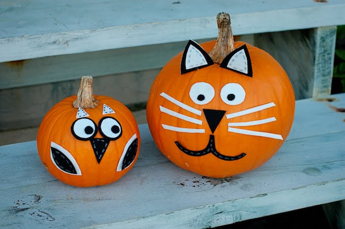 activité manuelle halloween, citrouilles orange avec tête de hibou et tête de chat en papier et feutrine, decoration exteireur