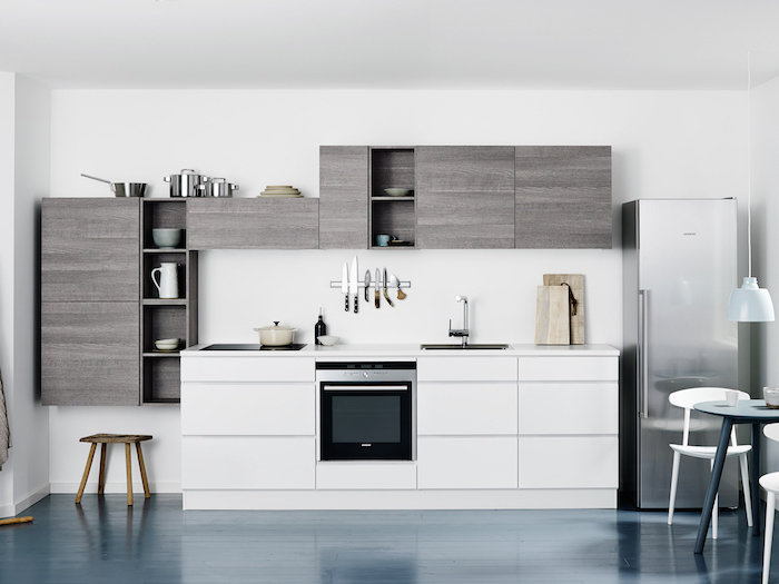 idee deco cuisine, plancher à design bois peint en bleu foncé, étagère et rangement cuisine en bois gris
