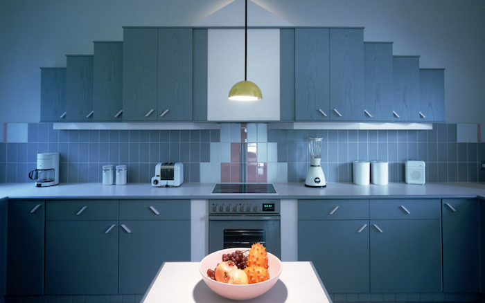 meuble haut cuisine, crédence cuisine à carrelage bleu et blanc, lampe suspendue en jaune
