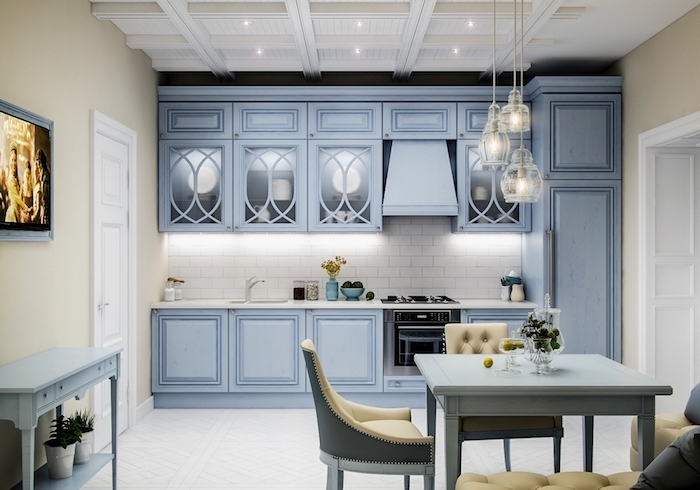 astuce rangement cuisine, lampes suspendues en verre transparentes, meubles en bois peint bleu clair design vintage