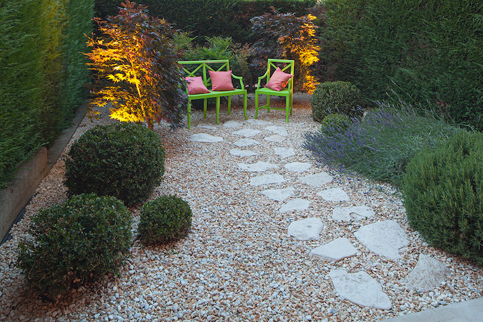 cailloux blanc, comment créer un coin de repos dans son jardin, meubles de bois peints en vert