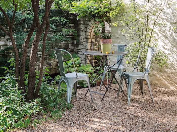 decoration exterieur, coin de relax vert avec chaises vintage, parterre aux cailloux et galets avec plantes vertes