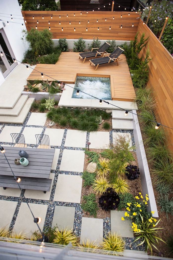 bordures jardin, déco extérieure avec clôture en bois et jacuzzi, transats piscine en bois marron foncé
