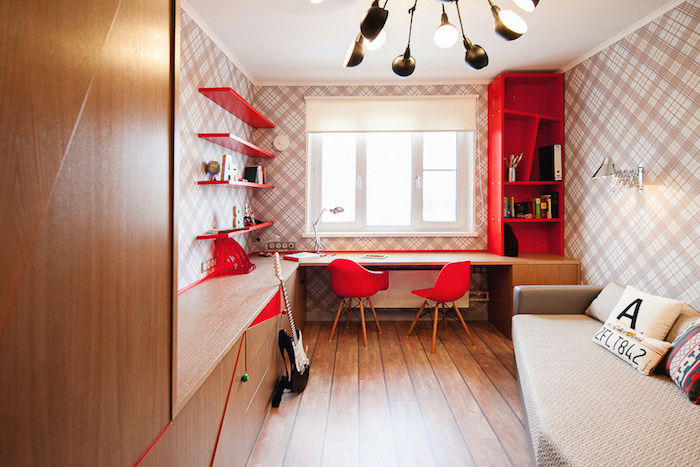meuble chambre enfant, papier peint à motifs carreaux en blanc et rose poudre, meubles rouges et canapé beige