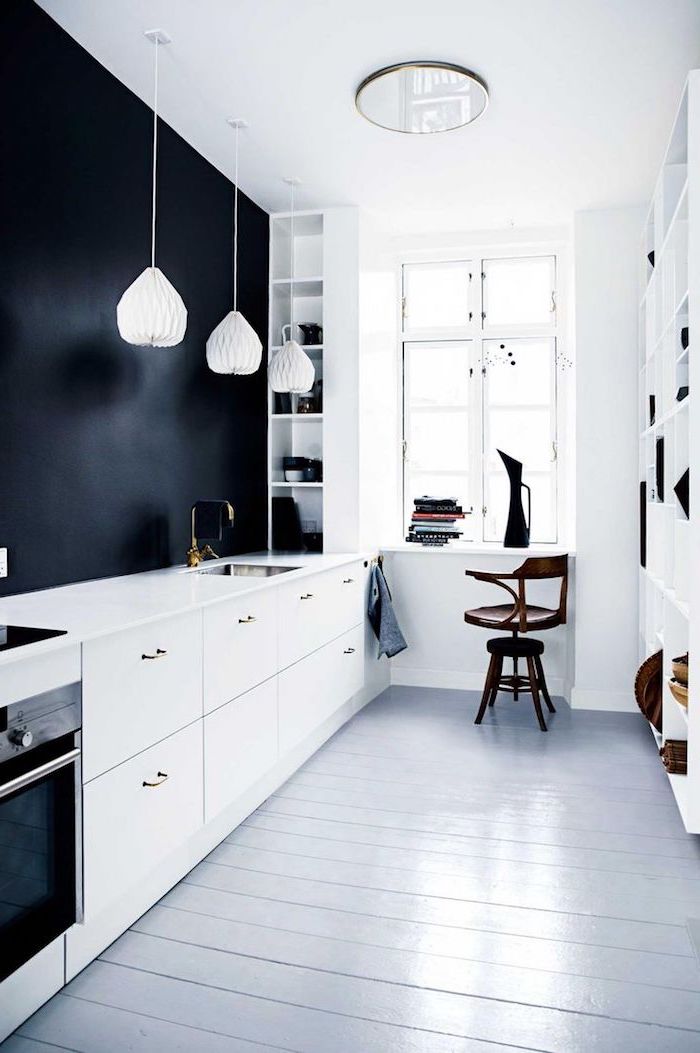 astuce rangement cuisine, lampe suspendue blanche à design origami, cuisine au plafond blanc et mur noir