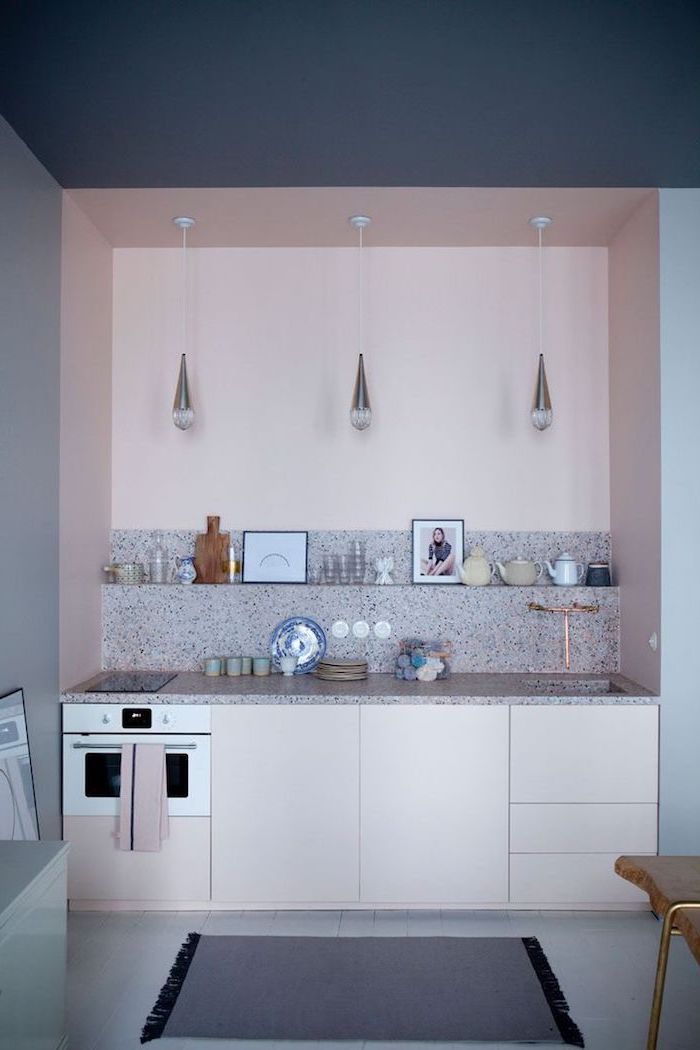 comment peindre la cuisine, plafond bleu foncé avec murs bleus et rose pastel, crédence cuisine carrelage imitation marbre
