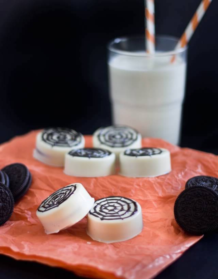 des biscuits oreo enrobés de chocolat blanc et décoré comme des toiles d'araignée, recette halloween facile et rapide pour un buffet sucré dans l'esprit de la fête