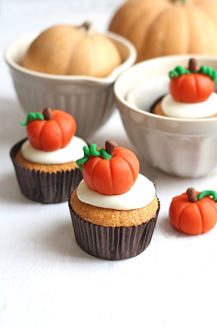 recette pour halloween de cupcakes à la citrouille décorés à la pâte de sucre