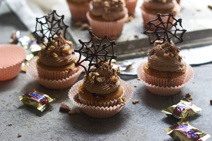 recette halloween de cup cakes pour ceux qui ont la dent sucrée, décoration de toile d'araignée au chocolat