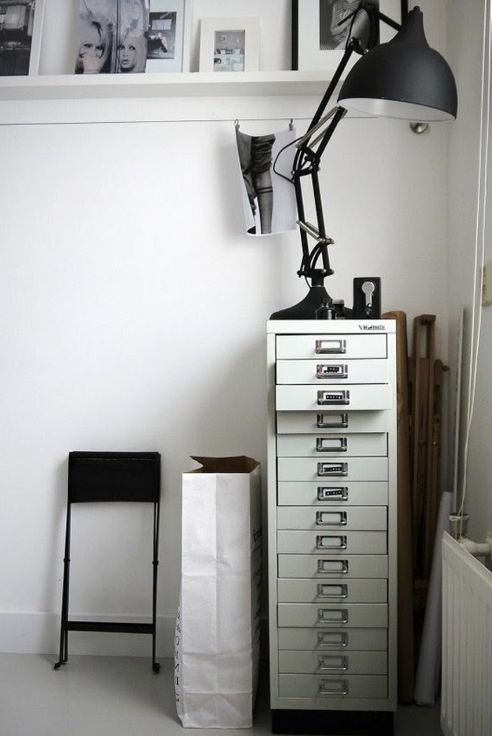 meuble à cases en métal dans un intérieur raffiné fashion au goût rétro en noir et blanc