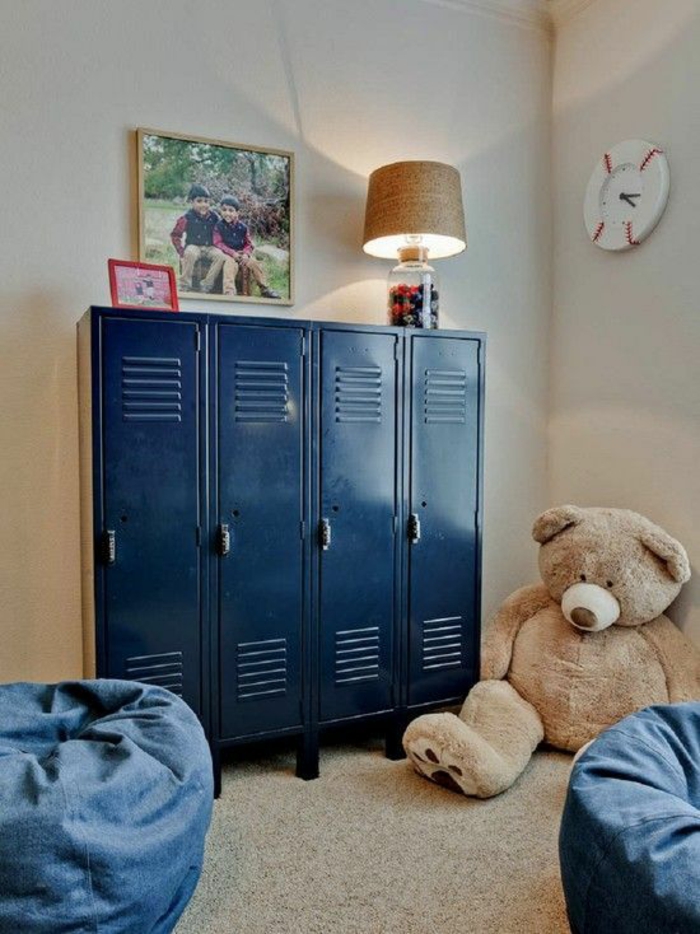 armoire de rangement en bleu marine pour les enfants chambre bien en ordre