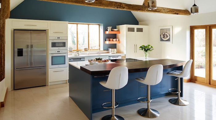 cuisine avec ilot central, meubles de cuisine blancs avec étagères en bois peintes en orange, peinture cuisine avec cadre blanc