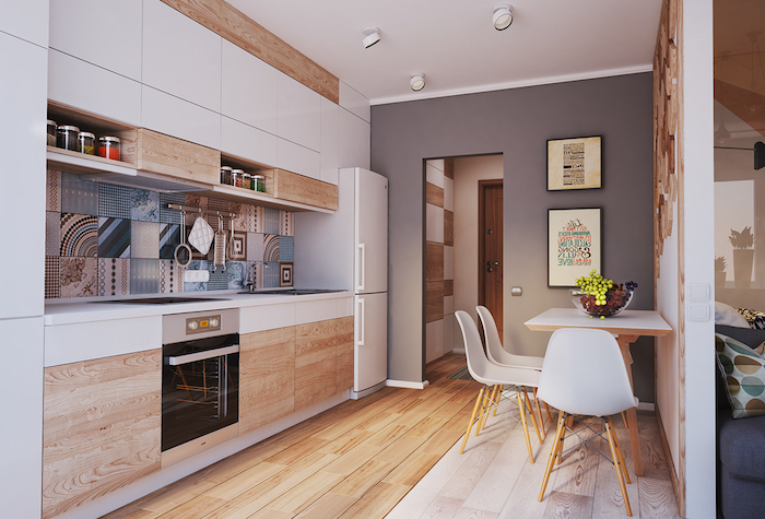 petite cuisine, revêtement de sol en bois clair et foncé, meubles de cuisine en blanc et bois, crédence cuisine à couleurs terrestre et bleu