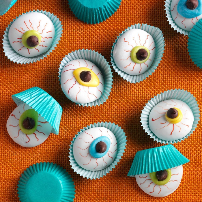des cookies façon globes oculaires servis dans des caissettes cup cakes, comment organiser un apero halloween gourmand