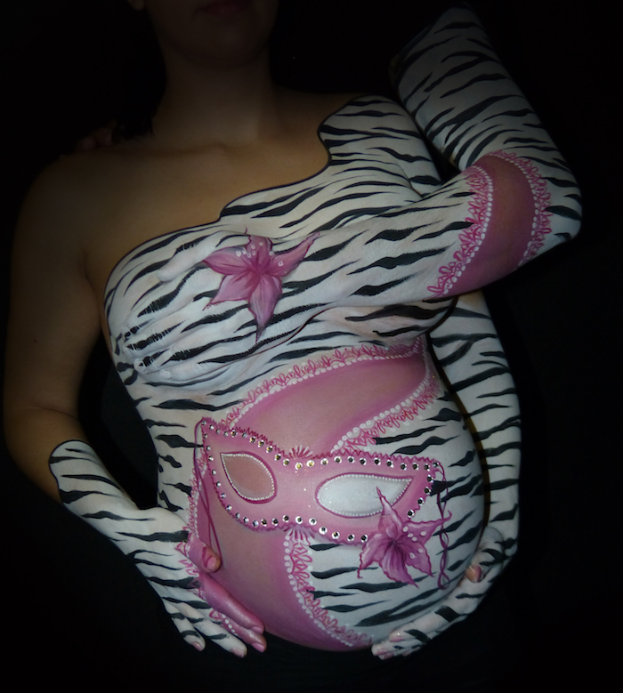 peinture dessin sur corps femme enceinte