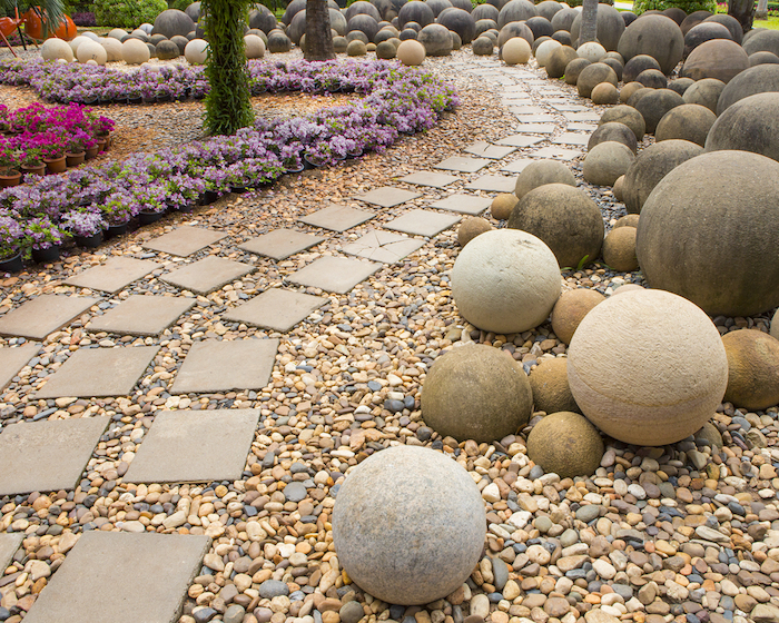 decoration exterieur, technique de jardinage avec cailloux et pierres, sentier de fleurs violettes