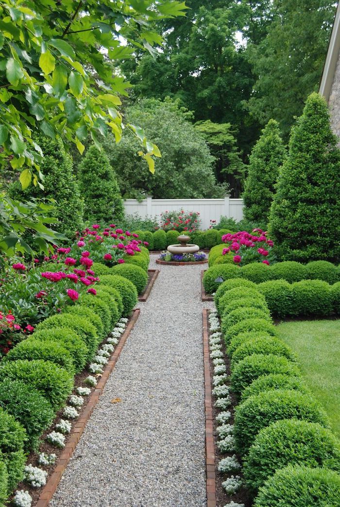 idee deco jardin, sentier de cailloux dans un jardin en longueur, petite fontaine au centre du jardin zen