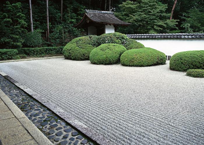 bordures jardin, technique de ratissage du sable japonais, déco de jardin zen avec brouissailles vertes