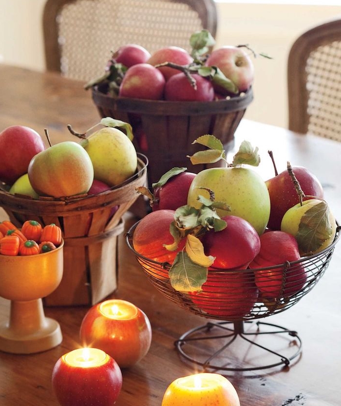 des bougeoirs fabriqués dans des pommes évidées avec des bougies dedans, activité halloween, bricolage automne