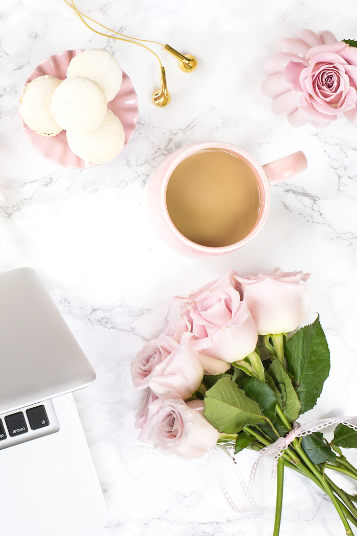 amenagement bureau, décoration espace de travail en blanc et rose pastel, tasse de café et petite assiette en rose pastel