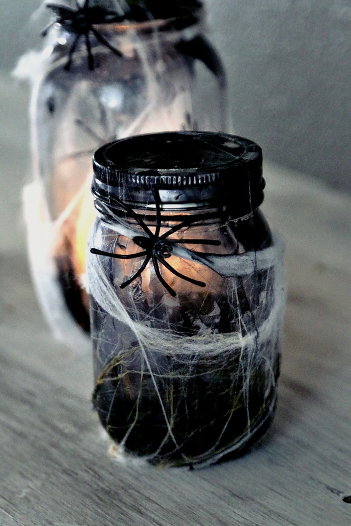idée créative pour un bricolage halloween avec des bocaux le parfait en verre illuminés par des petites bougies led 
