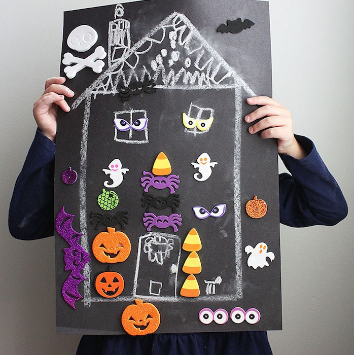 dessin enfant sur une pancarte, peinture ardoise tableau noir, maison hantée avec des stickers et decorations sur le theme halloween