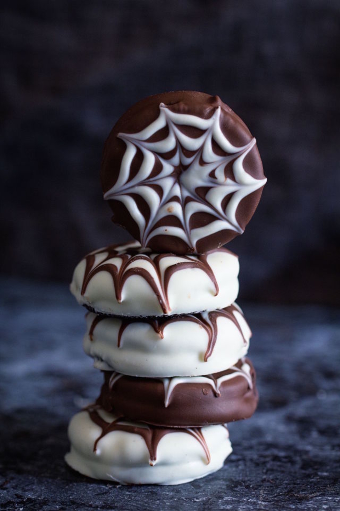 recette pour halloween facile et délicieuse de biscuits araignées au chocolat noir ou blanc