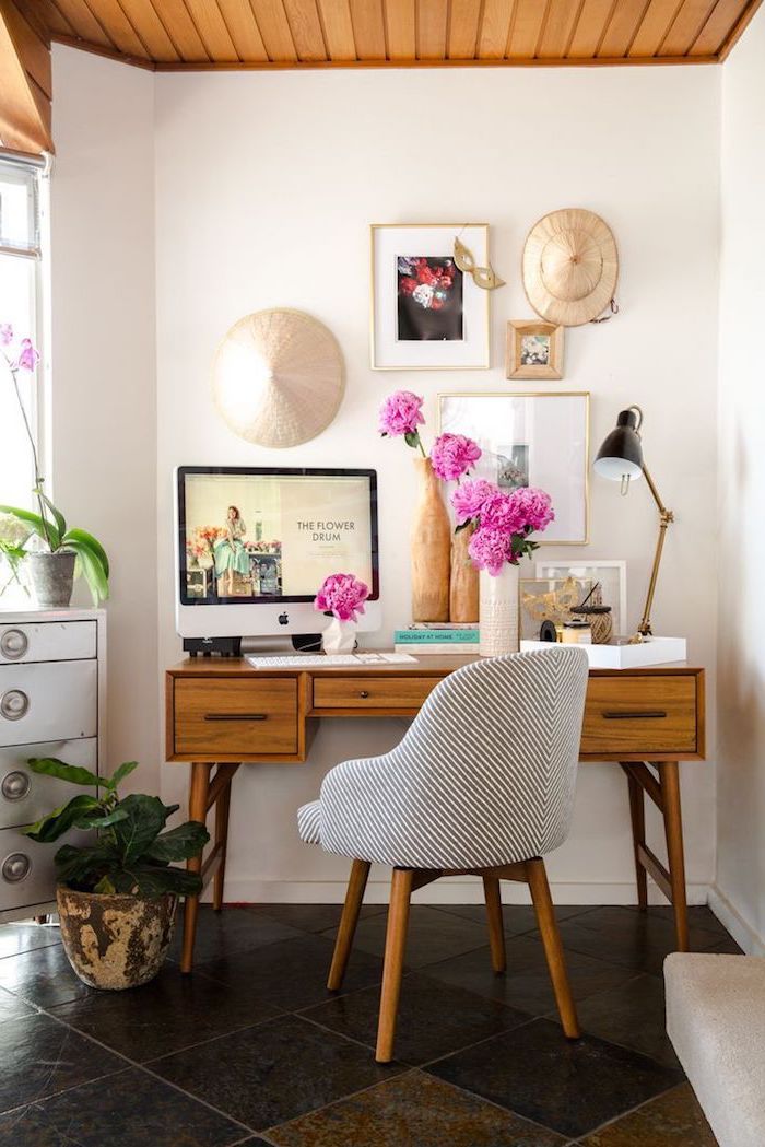 meuble bureau, chambre aux murs blancs et plafond en bois, vase à imitation bois, lampe de bureau noire avec pied doré