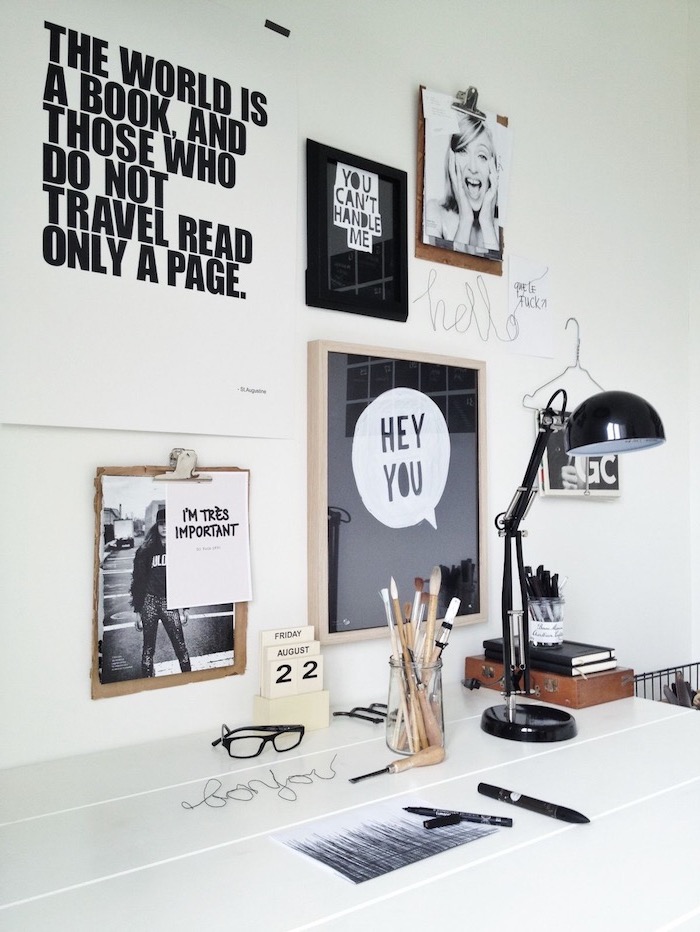 travailler de chez soi, poster noir à lettres blanches avec cadre en bois, lampe de bureau noire, citations inspirantes sur le mur