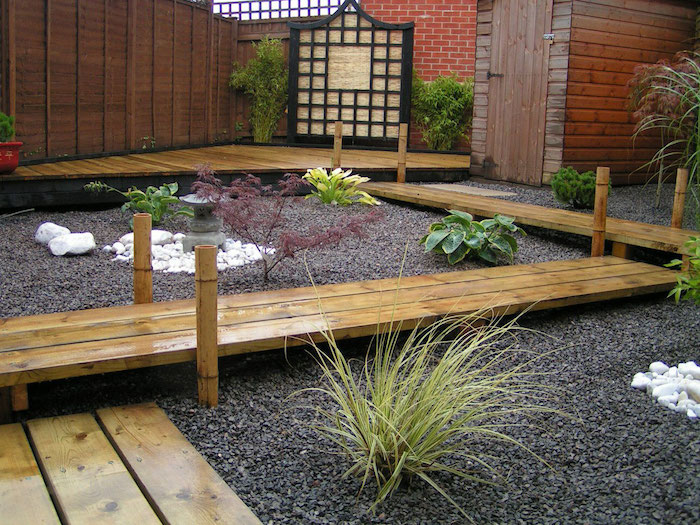 galet decoratif, créer une ambiance zen dans le jardin, clôture de jardin en bois foncé avec ponts en bambou