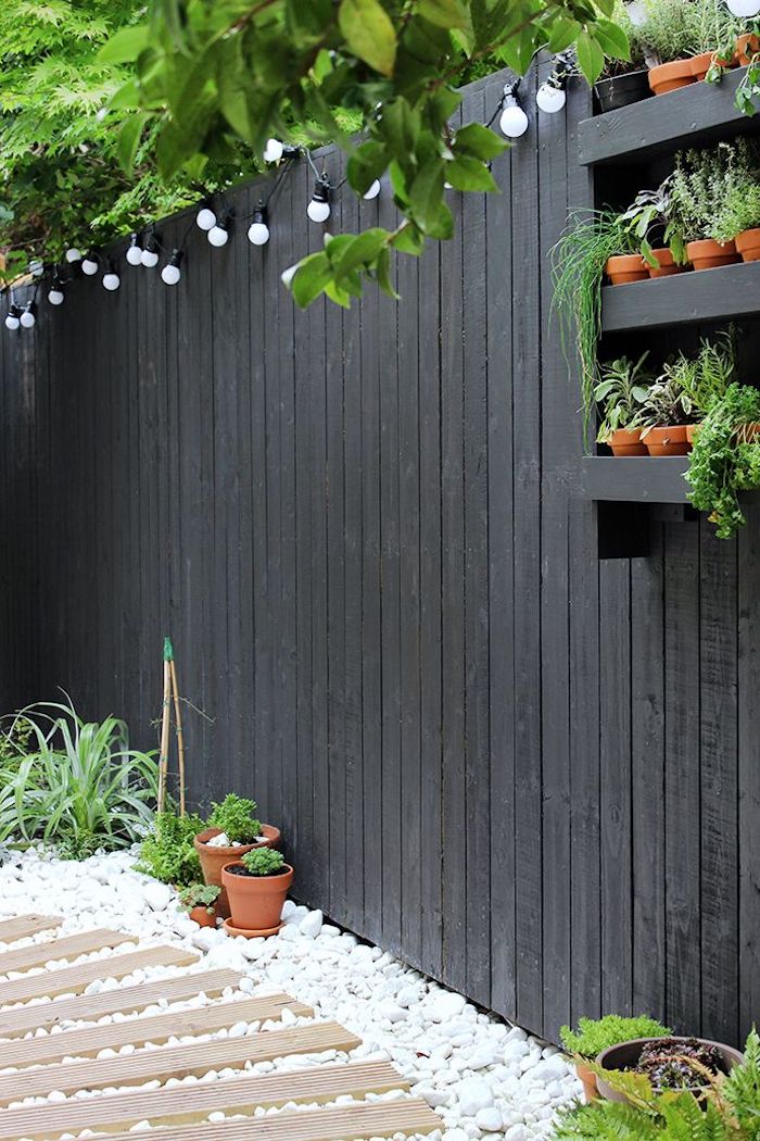 déco de jardin diy, guirlande lumineuse en blanc et noir diy, étagère pour fleurs en bois peinte en noire