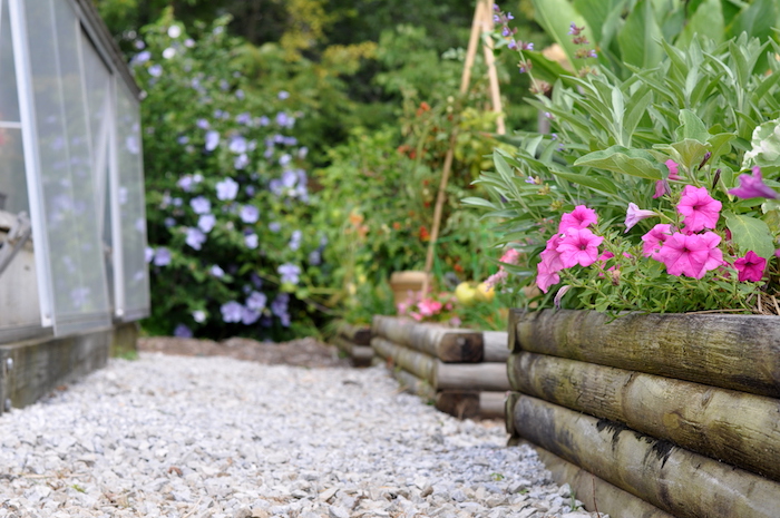 galet decoratif, idée comment décorer son jardin, intégrer cailloux et galets dans la déco extérieure