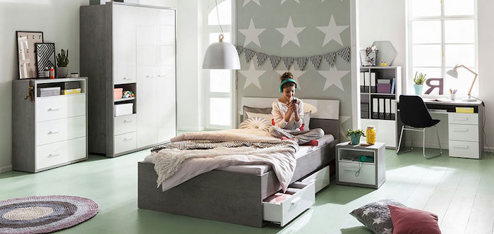 meuble chambre enfant, revêtement de sol en bois peint en vert clair, décoration des murs avec étoiles diy en papier