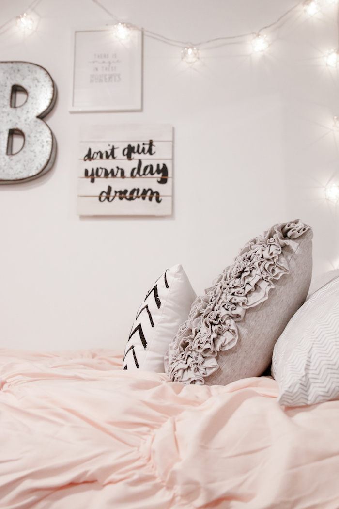 déco chambre ado fille, ambiance cozy avec guirlande lumineuse et coussins décoratifs en gris et blanc