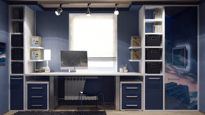 interieur maison moderne, revêtement de sol en bois clair, meubles en blanc et bleu foncé, lampe de bureau blanche