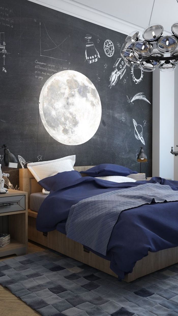 amenagement petite chambre enfant, sticker murale à design lune, lustre métallique de style industriel