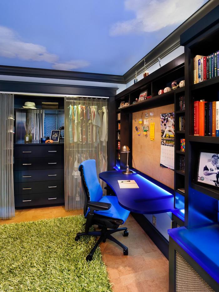 idee deco chambre garcon, plafond peint en bleu avec déco nuages blanches, bureau bleu foncé avec éclairage neon