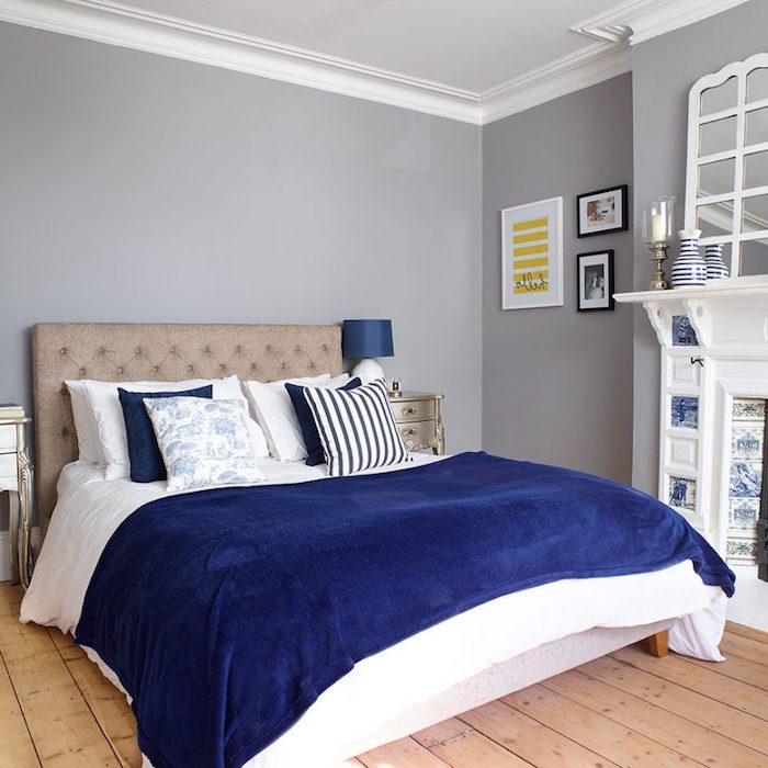 deco chambre parentale, tete de lit grise, linge de lit blanc et bleu marine, parquet bois clair, peinture murale grise, cheminée blanche