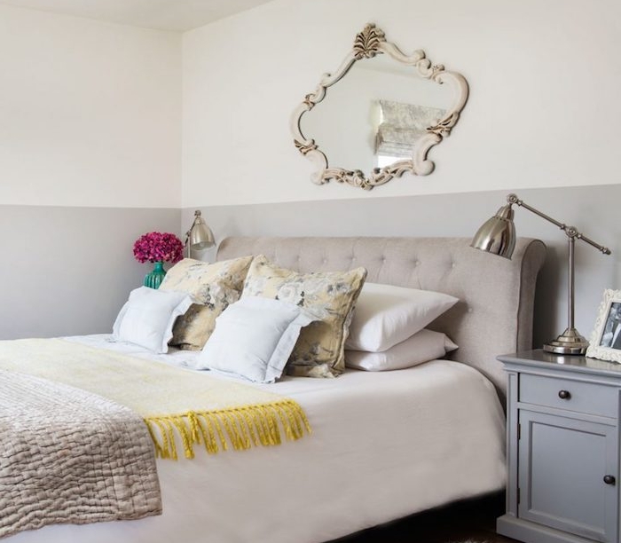 chambre gris et blanc, commode grise, linge de lit blanc, jaune beige, bouquet de fleurs, miroir baroque vintage