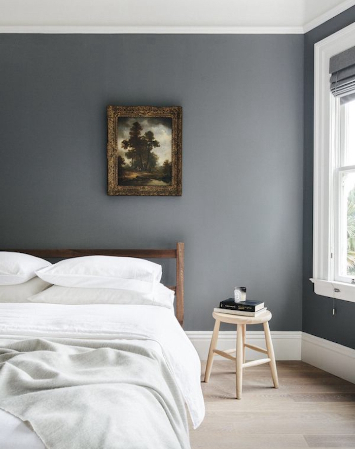décoration chambre adulte grise, lit en bois avec linge blanc, parquet clair, table de nuit minimaliste en bois