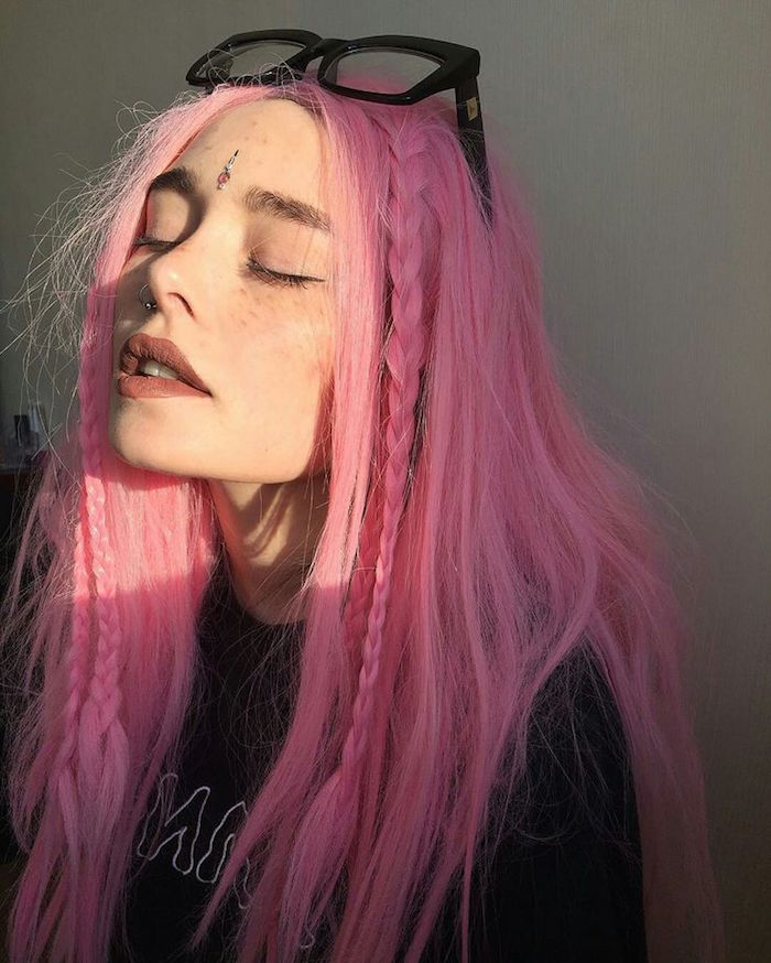 fille grunge avec cheveux roses années 90