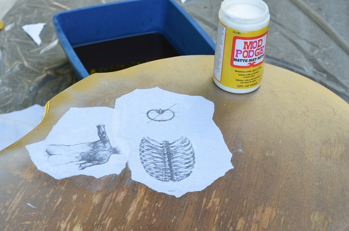 comment restaurer une table en bois avec la technique de collage de dessins au crayon