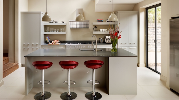 modele de cuisine, ilot central en blanc et noir avec chaises de bar à design rouge, aménagement de cuisine en longueur